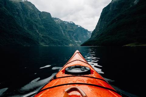 Ana y Luis en kayak por Milford Sound
