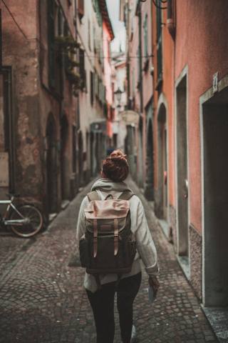 María paseando por las callecitas de Italia